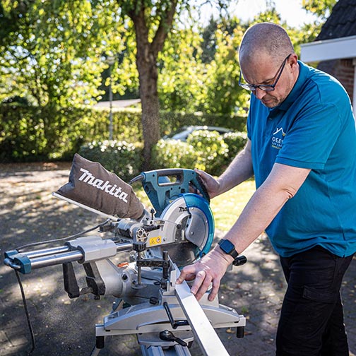 Geert tijdens een reparatie aan het werk